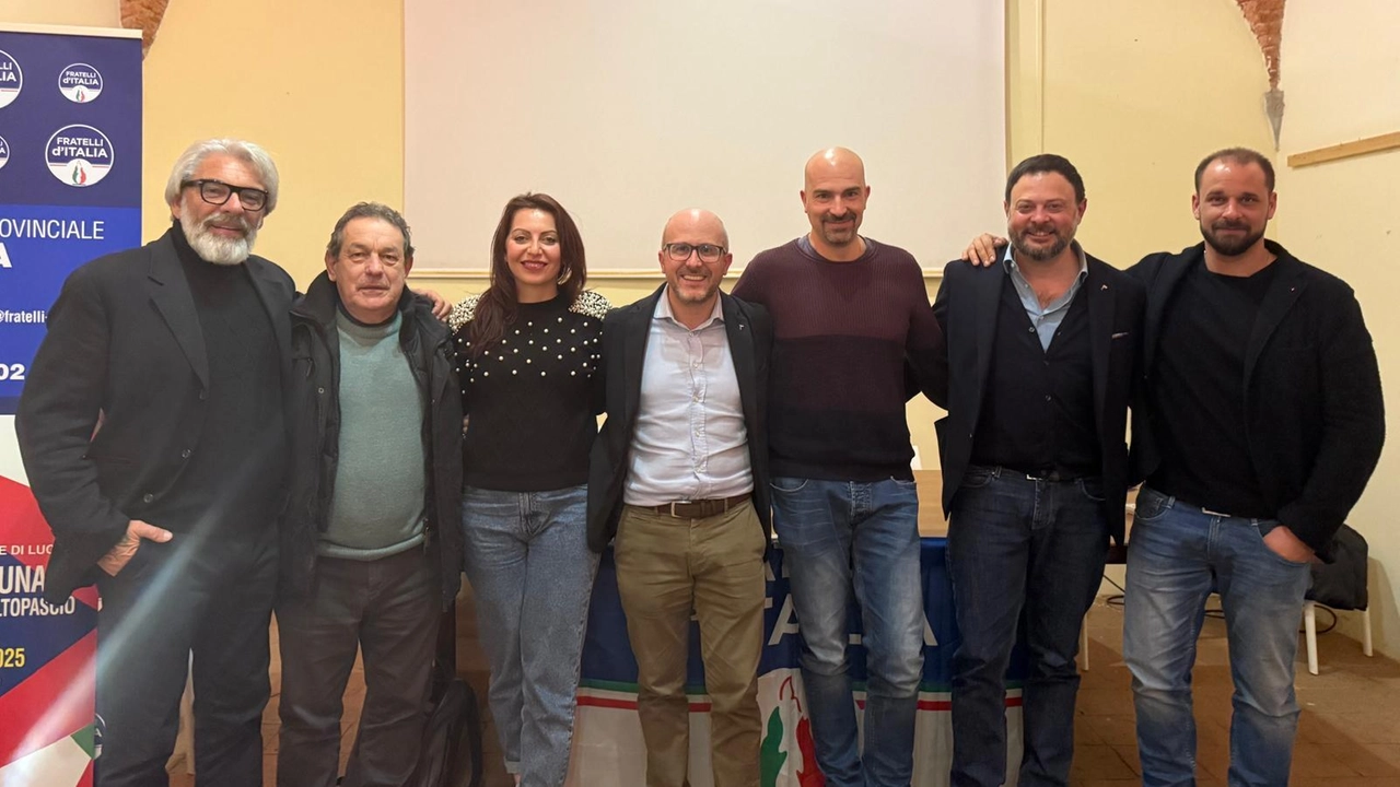 Il coordinatore provinciale di Fratelli d’Italia Riccardo Giannoni e il capogruppo in consiglio regionale Vittorio Fantozzi con i nuovi coordinatori comunali