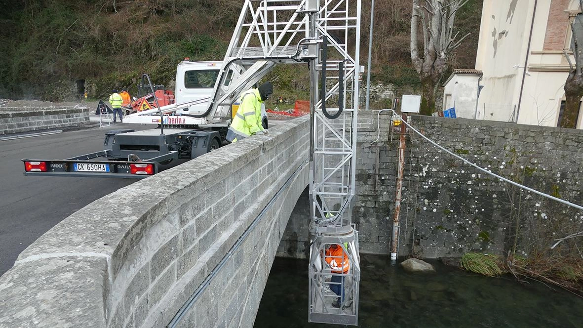 Le maestranze hanno finito ieri l’opera con gli ultimi controllo della parte sottostante al ponte di Pracchia