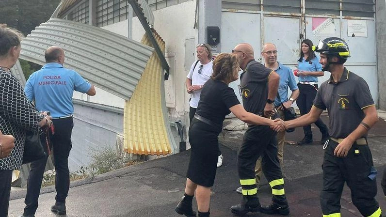 Il sopralluogo della sindaca davanti al capannone danneggiato. L’evento meteo è avvenuto attorno alle 18 e si è focalizzato fra La Briglia e La Foresta