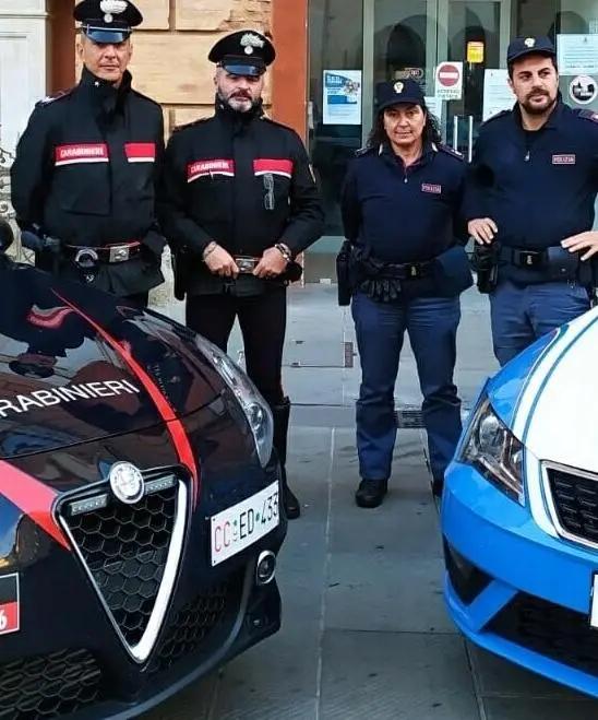 "Molesto" in Piazza Dante mentre ci sono le riprese tv. Portato via da polizia e carabinieri