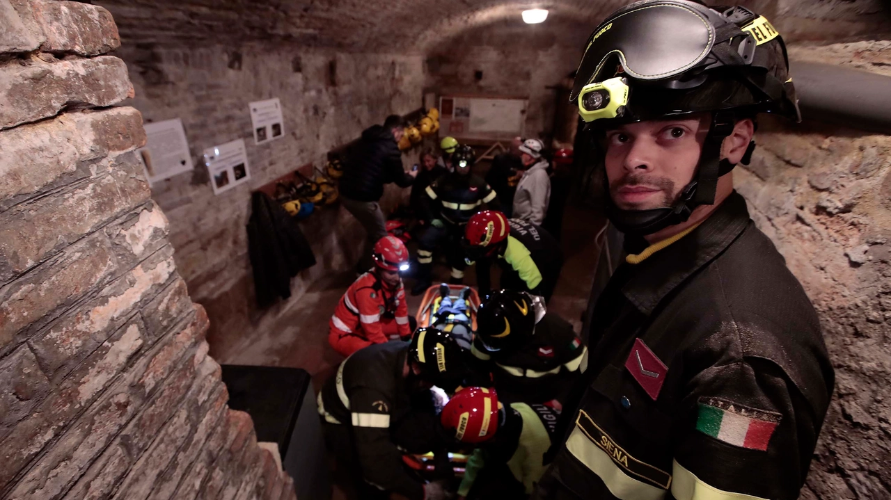 Vigili del fuoco a Siena in una foto di repertorio (foto Paolo Lazzeroni)