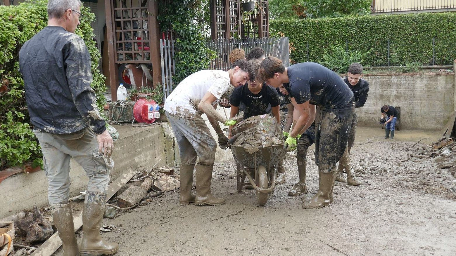 La rete fognaria in crisi. Dodici ore di pioggia (il doppio di quelle di un mese) fanno annegare la Toscana