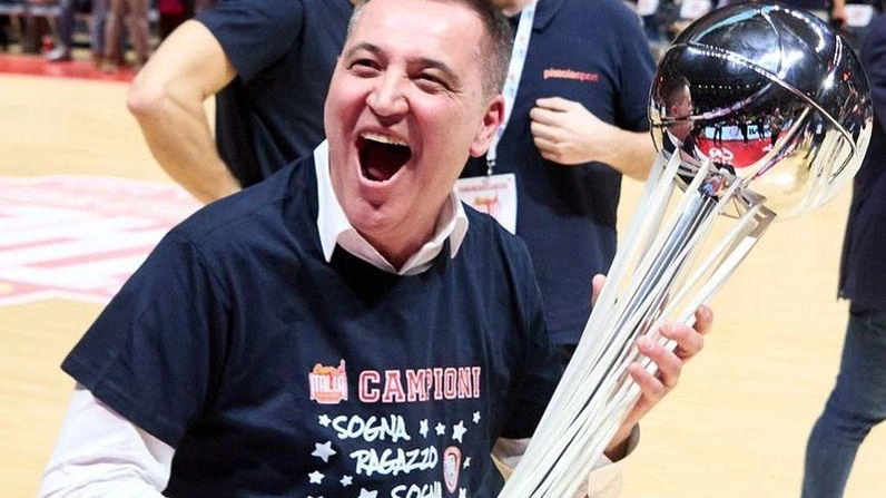 Alessandro Lulli con la Coppa Italia sul parquet del PalaDozza