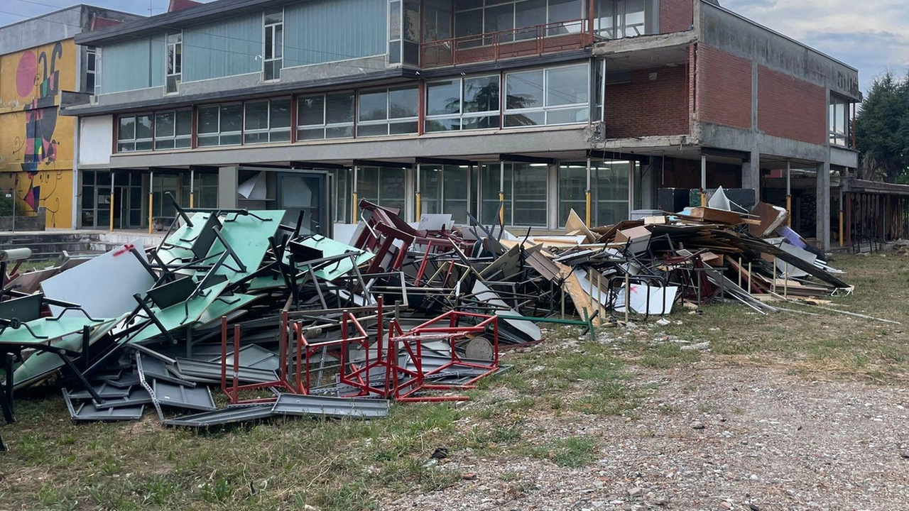 Gli arredi accatastati nel giardino del liceo artistico “Stagi“ e destinati ad essere riciclati nonostante le proteste delle associazioni