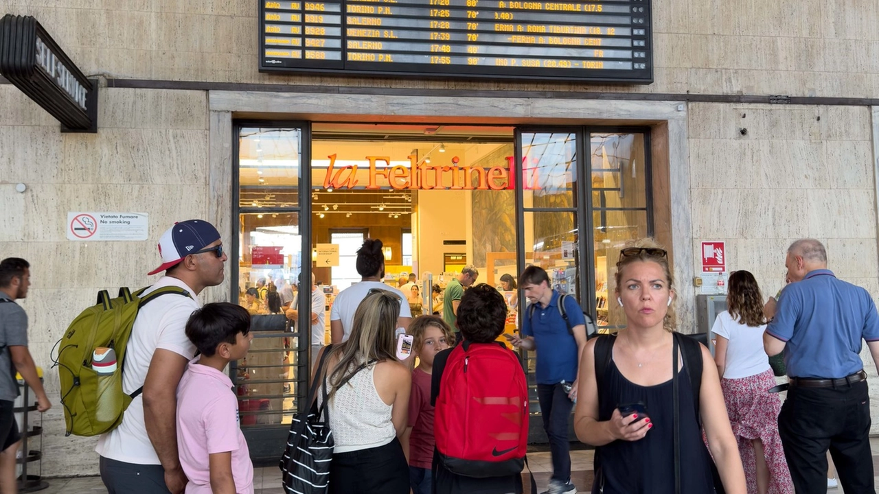 L'attesa dei viaggiatori nella stazione di Santa Maria Novella (Foto di repertorio Cabras/New Press Photo)