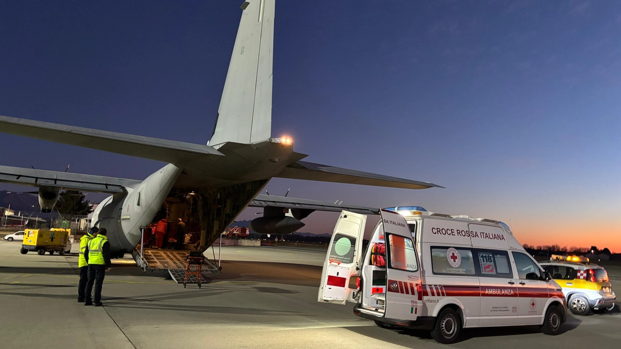 L'ambulanza e l'areo che hanno trasportato il paziente (foto Aeronautica Militare)