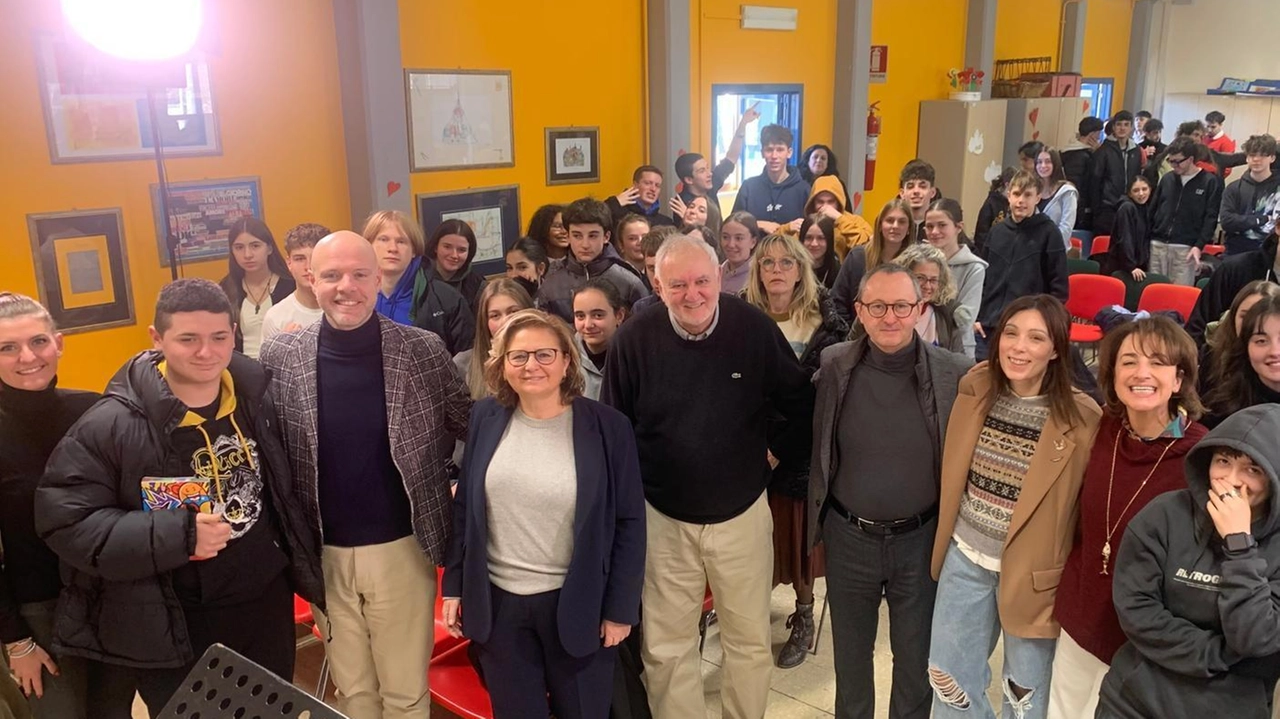 . foto L’antropologo Marco Aime con i ragazzi dell’istituto Omnicompresivo di San Marcello durante le lezione di di apertura del festival «Dialoghi di Pistoia»