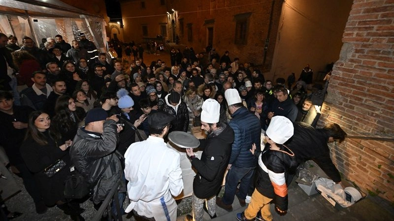 Il meteo ha favorito l’arrivo di visitatori da tutta Italia ai piedi della Rocca. Stand presi d’assalto in tutte le piazze. Successo degli eventi collaterali