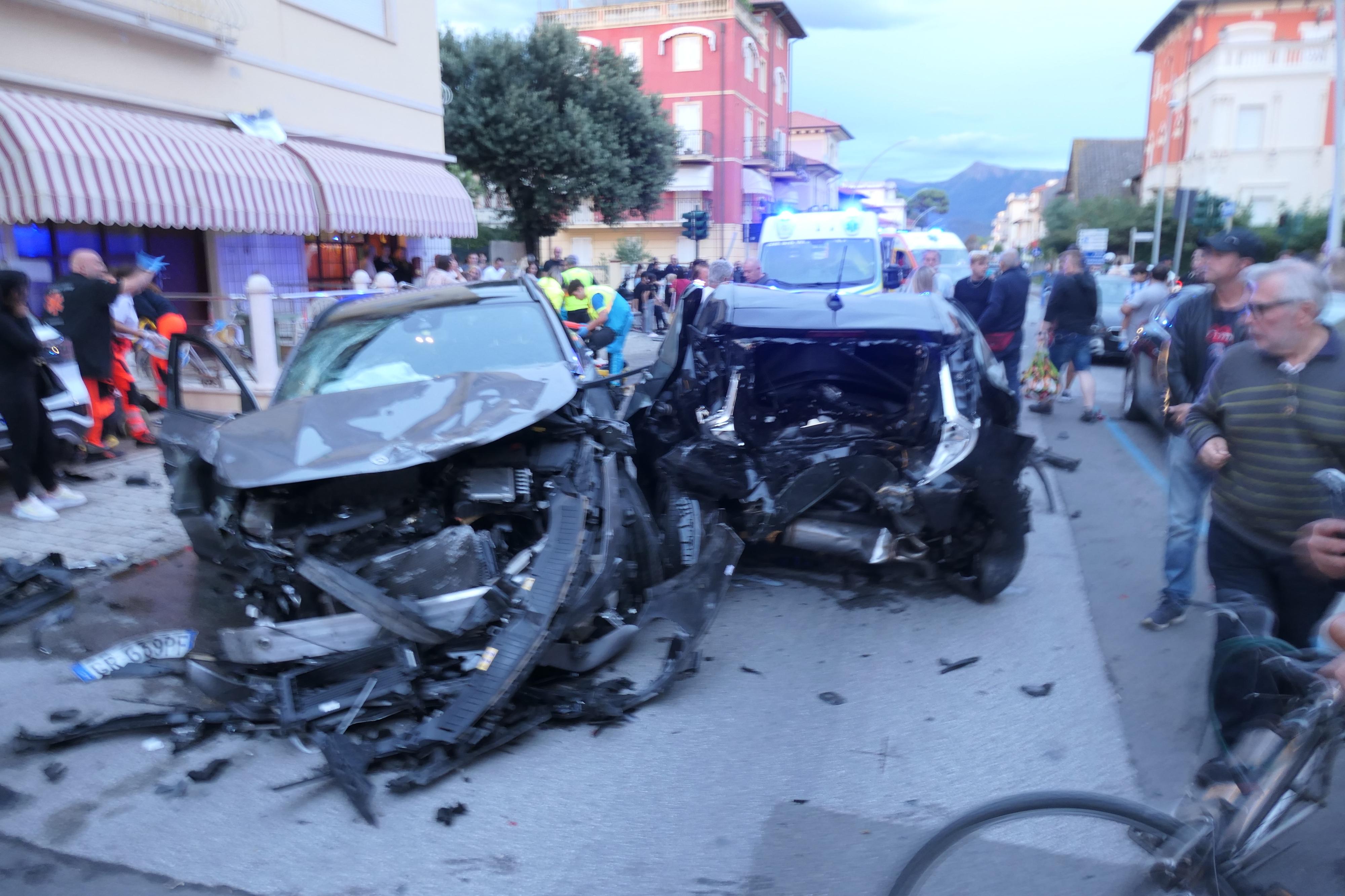 Quell’uomo miracolato nell’incidente di Lido di Camaiore: l’auto lanciata gli passa accanto