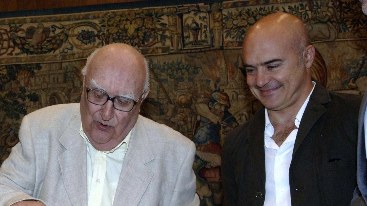 In alto Gabbanini con la vedova Camilleri; sopra lo scrittore con l’attore Zingaretti