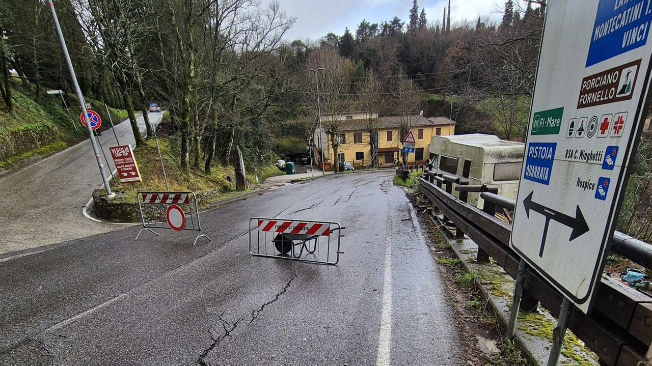 Movimenti franosi sulla Sp9 (Foto dalla pagina FB della provincia di Pistoia)