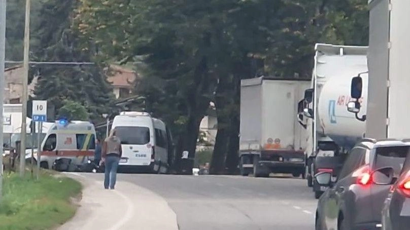 Traffico a lungo in tilt ieri pomeriggio sulla via per Camaiore dopo lo scontro tra una moto e uno scuolabus del comune di Pescaglia