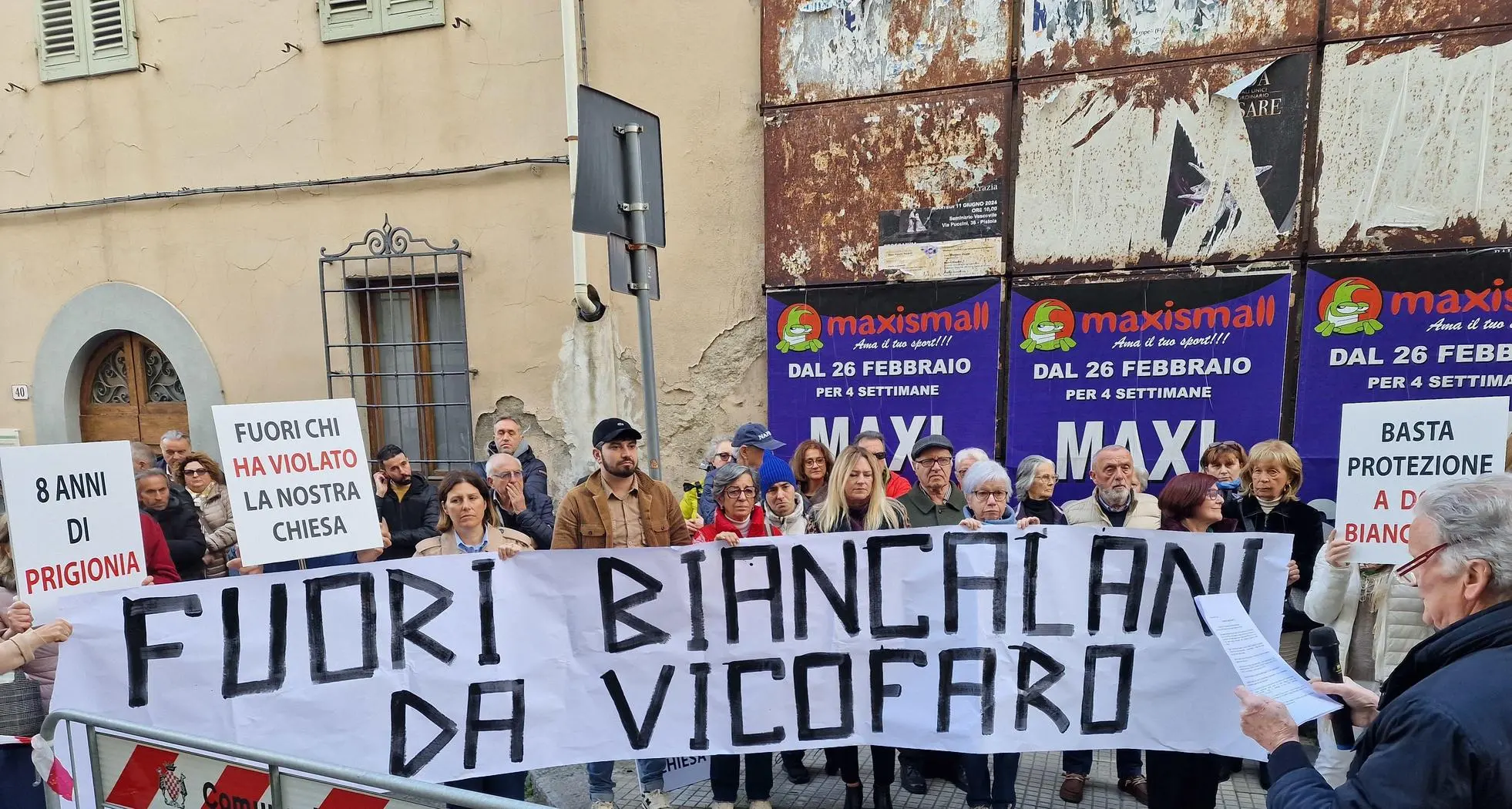 Caso migranti a Vicofaro: "Basta proteste eccessive"