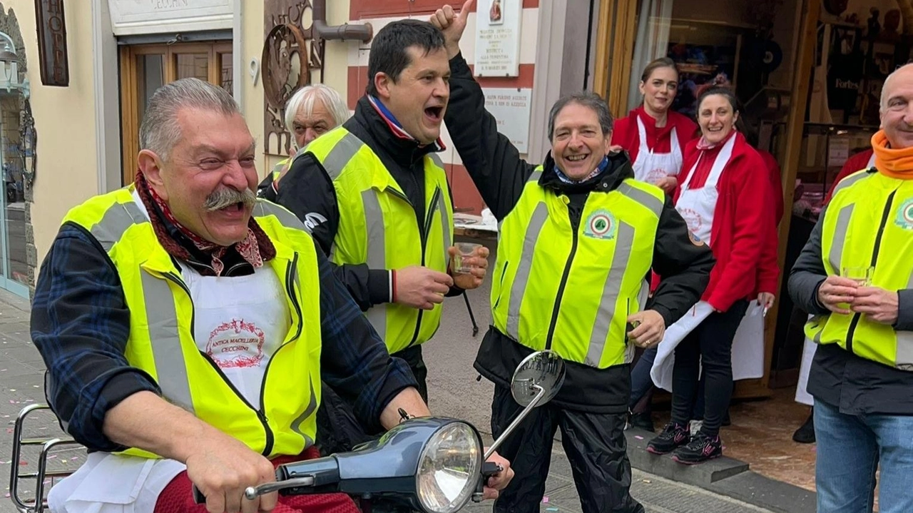 L’allegra comitiva ha incontrato nell’occasione Dario Cecchini, il popolare macellaio-poeta di Panzano: una iniziativa per dare il via all’anno delle escursioni