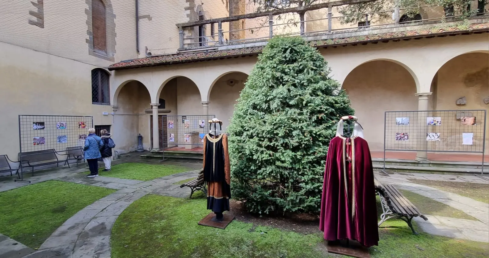 Inaugurata nel Chiostro della Biblioteca la mostra fotografica “Istantanee di Giostra. Donne dietro l'obiettivo”