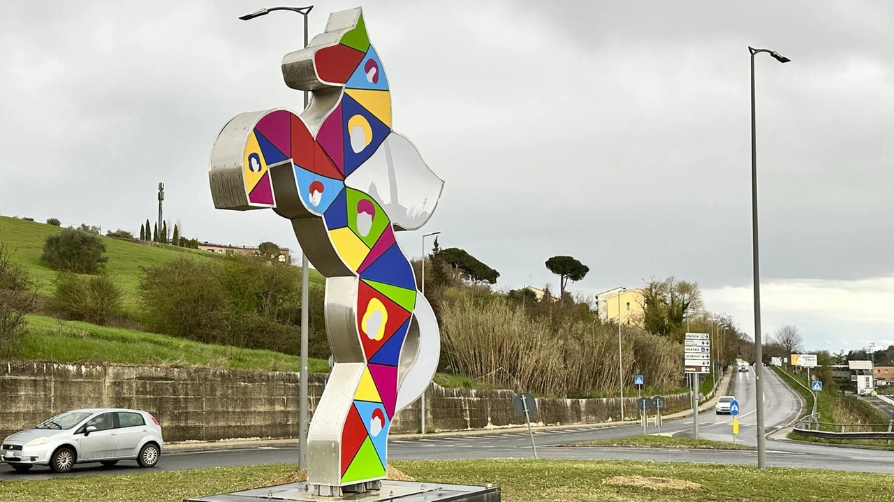 Il ’Pegaso’ dell’artista Marco Lodola, già esposto in piazza del Campo nel 2023 e poi temporaneamente alloggiato nel cortile (angusto)...