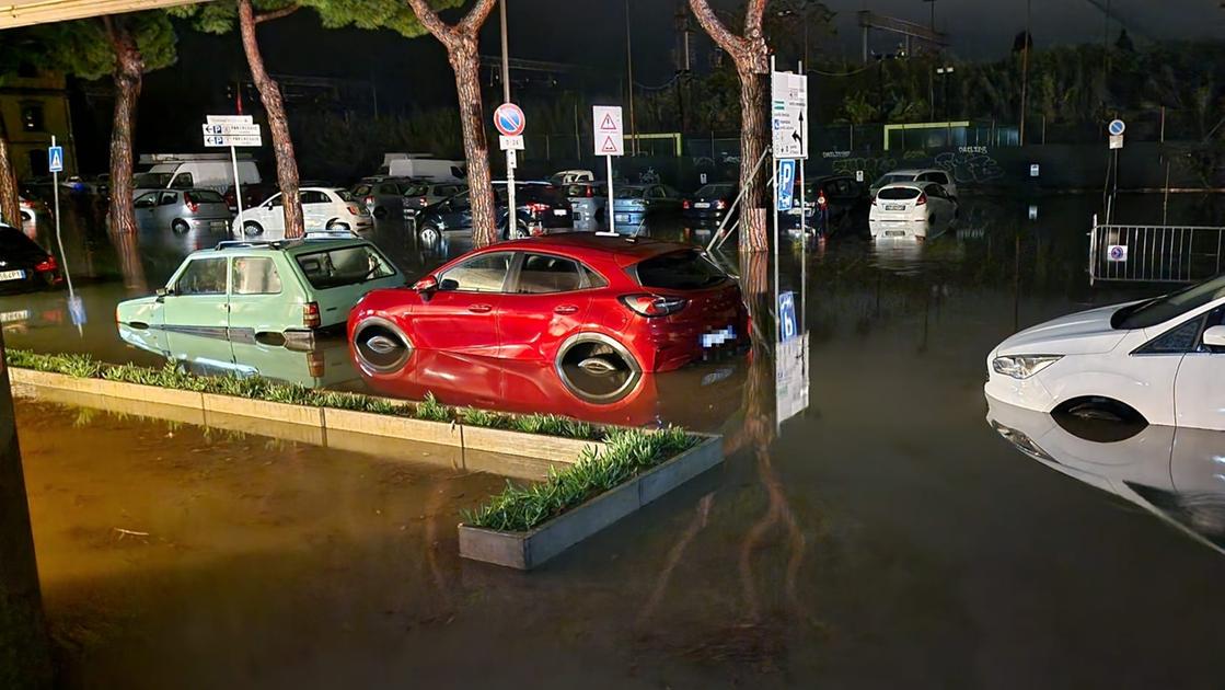 Diluvio nella notte, emergenza maltempo in Toscana: strade come fiumi, acqua nelle case