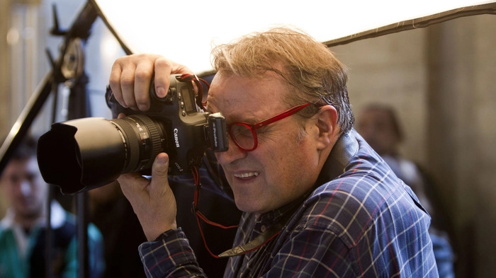 Oliviero Toscani durante la realizzazione di uno scatto (ANSA)