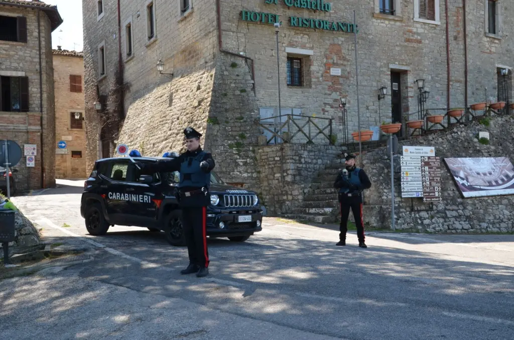 Massacra di botte la compagna. Arrestato a 25 anni per lesioni. La donna è grave in ospedale