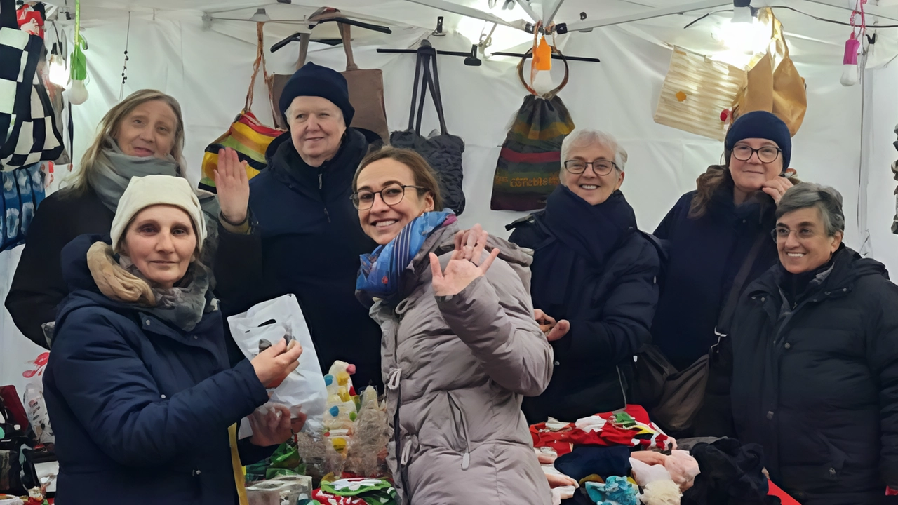 Un banco del mercatino di Natale allestito in occasione della due giorni della protezione civile in piazza Gramsci