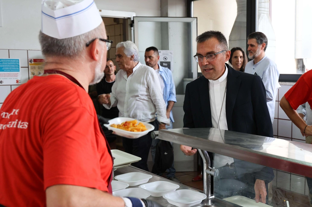 Messa e pranzo con i poveri. Alle Piagge c’è l’arcivescovo: "Segno di attenzione ai disagi"