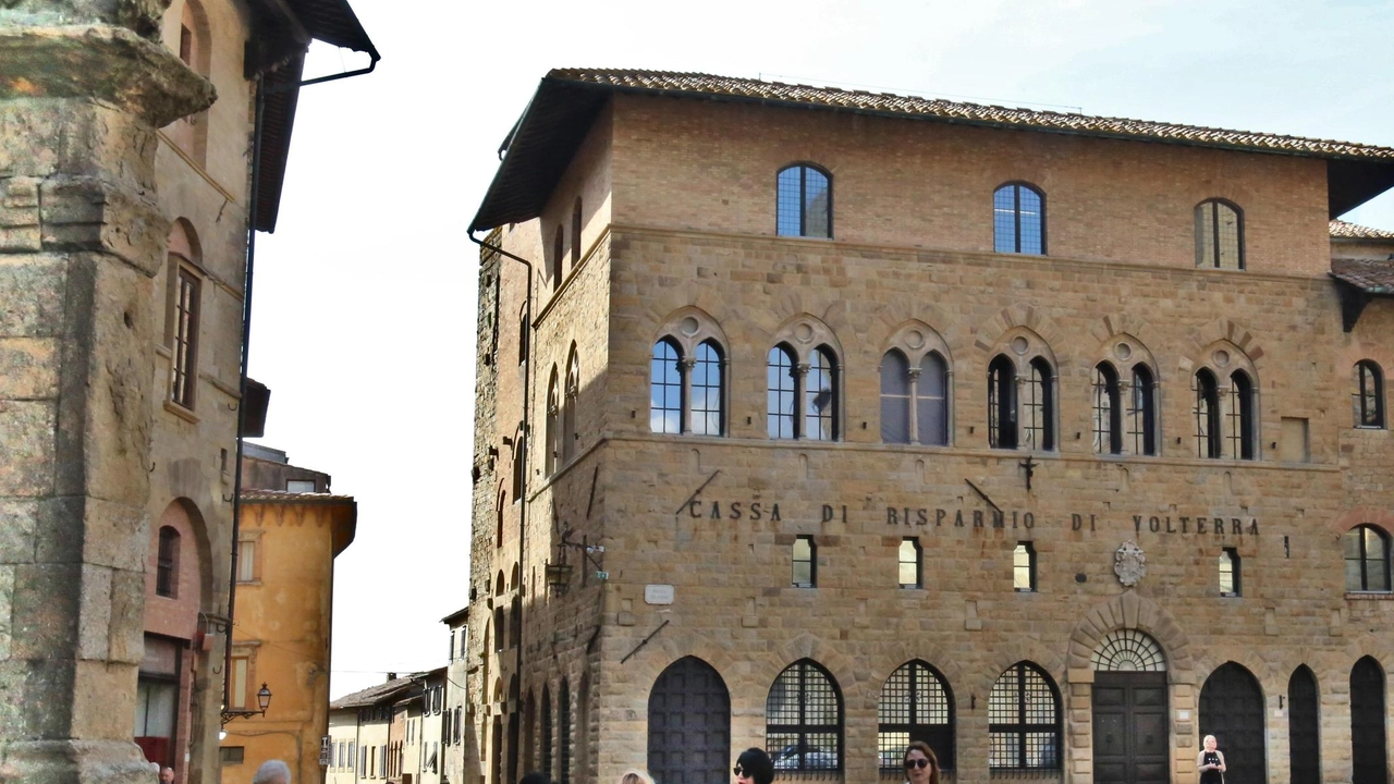 La sede centrale della Cassa di Risparmio di Volterra in piazza dei Priori (Foto Bongianni/Germogli)