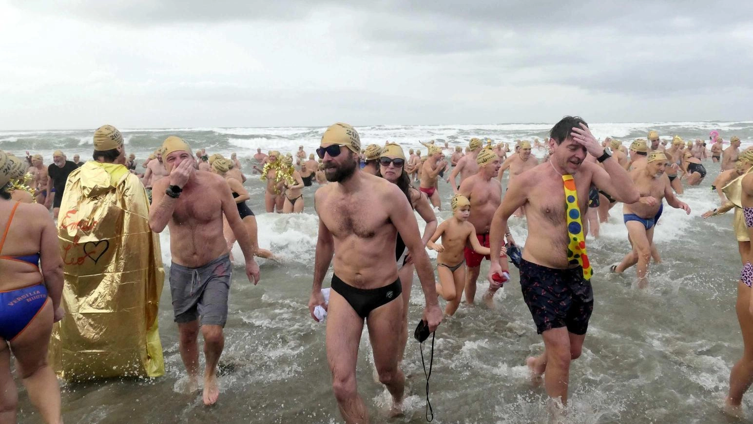 Un nuovo ponticello sulla spiaggia. A Tonfano il tuffo di Capodanno