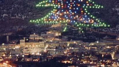 Gubbio si prepara al Natale con il Comitato per l'Albero di Natale più Grande del Mondo, annunciando iniziative come il calendario e l'adozione online delle luci.