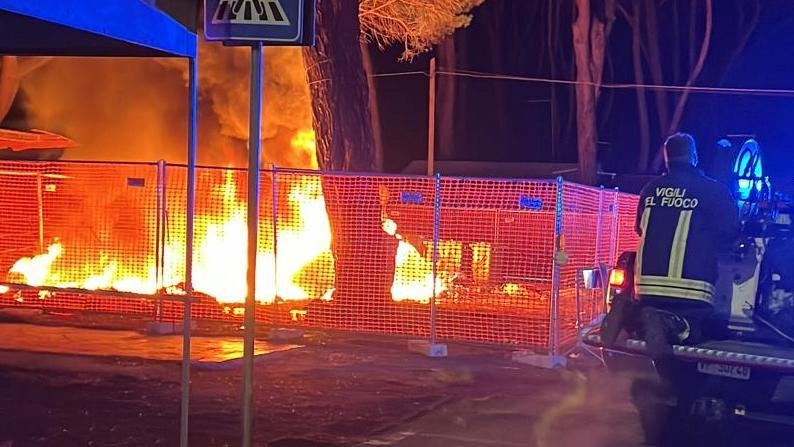 Incendio doloso al cantiere del mercatino della Partaccia: le fiamme domate dai vigili del fuoco. Situazione di precarietà e abbandono denunciata, in attesa della riqualificazione.