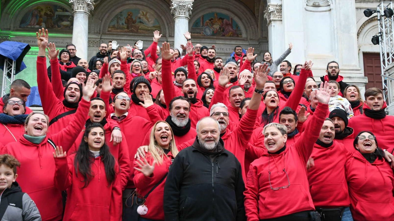 I ragazzi delle diocesi insieme al vescovo monsignor Mario Vaccari (. foto Nizza