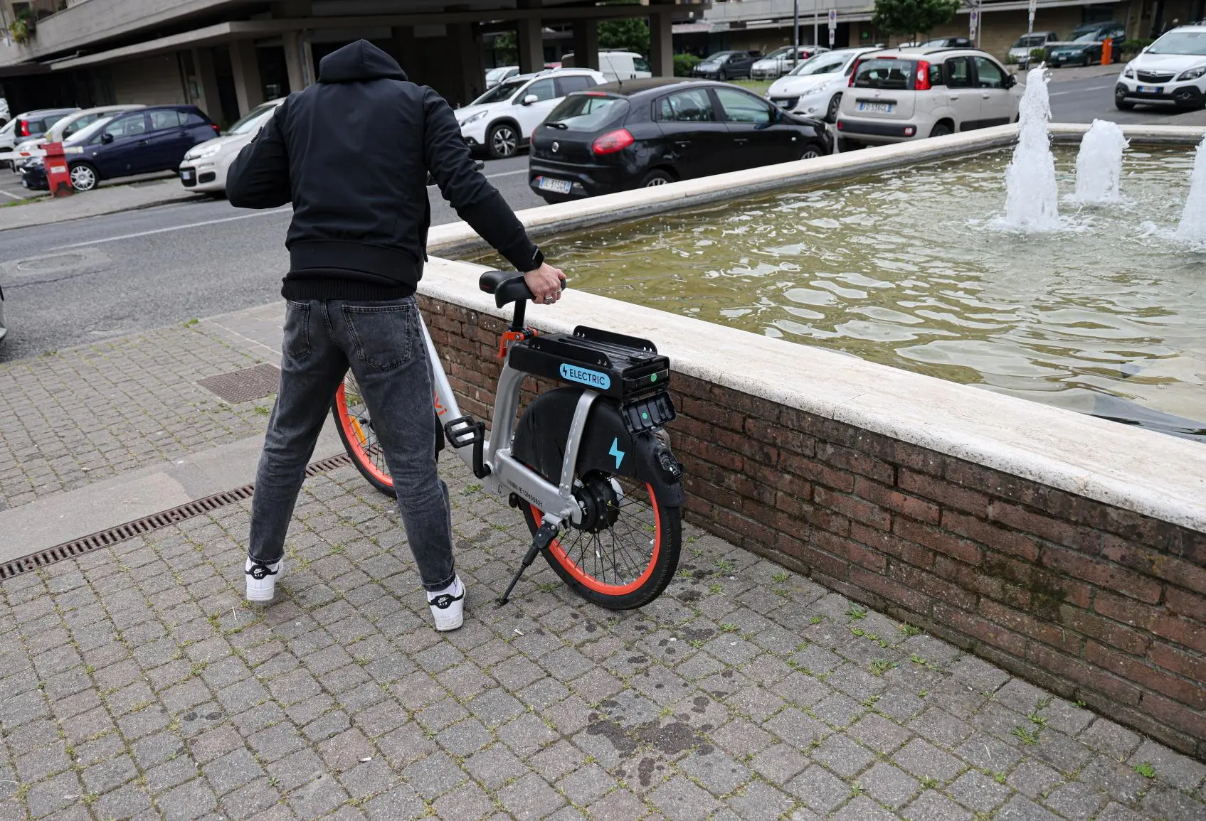 Due biciclette elettriche rubate. I ladri fermati durante i controlli