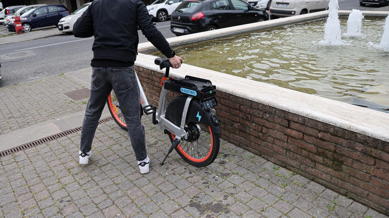 Arrestati due nordafricani di 34 e 37 anni che avevano da poco rubato le bici elettriche da un box del condominio di via Borgioli