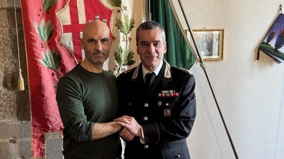 Il sindaco di Città di Castello Luca Secondi con il colonnello dei Carabinieri Giovanni Mele che lascia il servizio e ha lavorato per sei anni in Altotevere