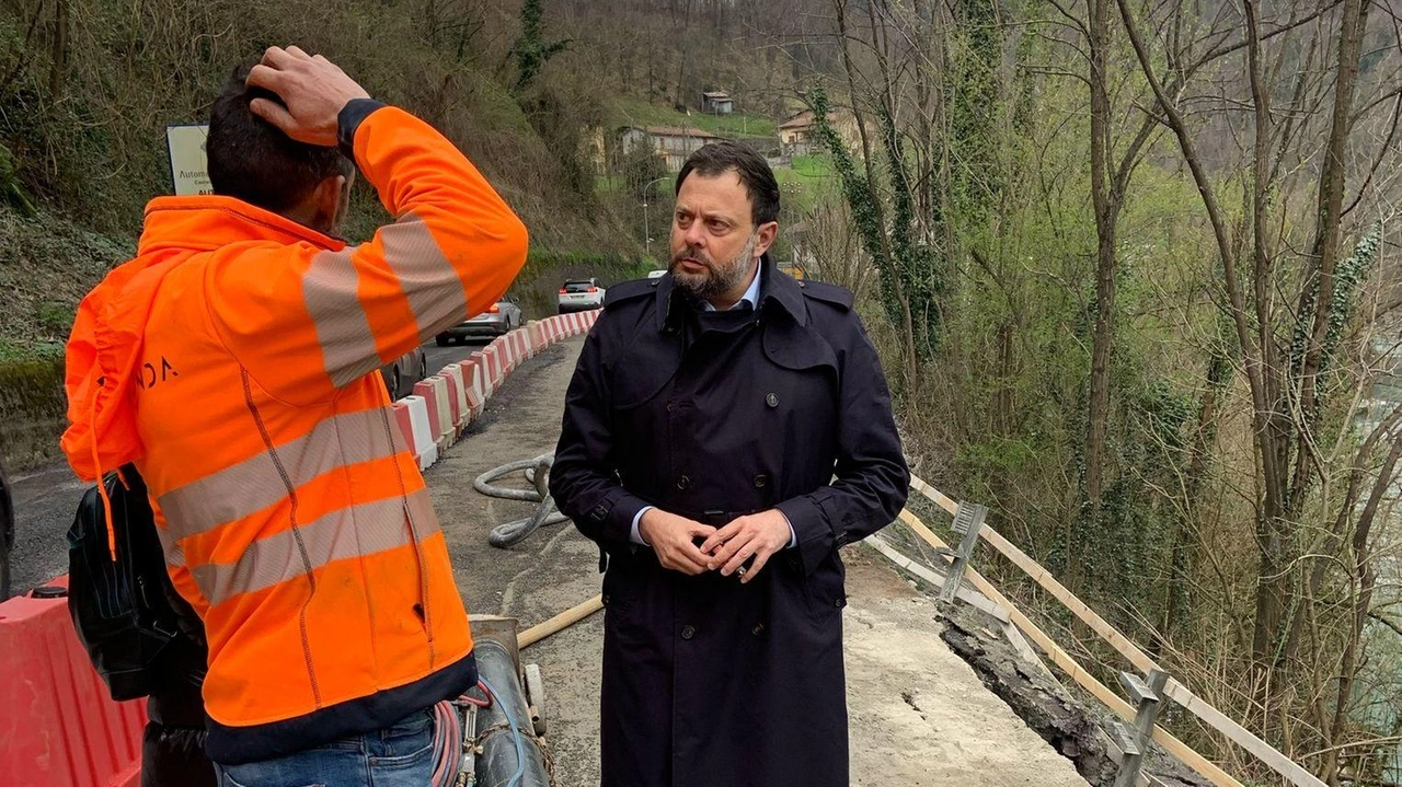 Il capogruppo di Fratelli d’Italia in consiglio regionale, Vittorio Fantozzi, durante il sopraluogo sulle strade martoriate della Garfagnana