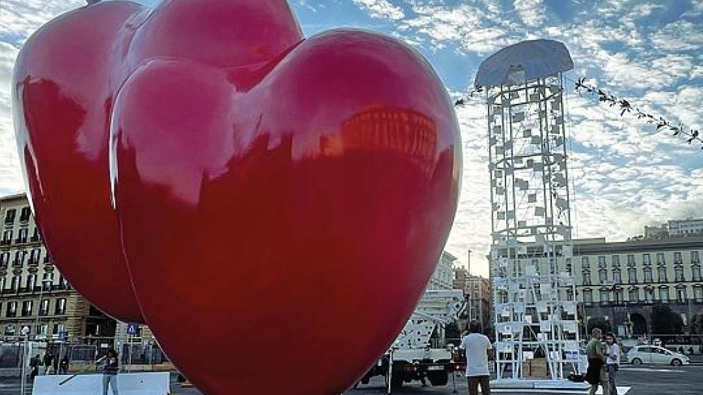 L'ultimo dono d'amore di Gaetano Pesce a Napoli: un'imponente installazione di Pulcinella e un cuore trafitto, realizzata da Luca Bertozzi per il programma "Napoli contemporanea". Inaugurazione oggi in piazza Municipio.