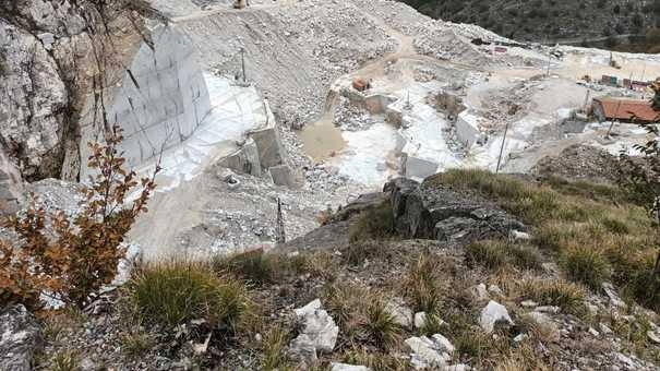 A fuoco due pale meccaniche nella cava di Castelbaito Fratteta