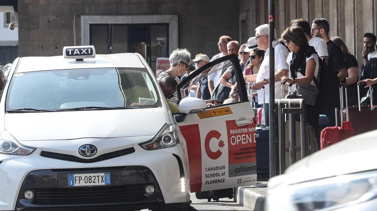 Taxi introvabili e disagi. Il piano del Comune: "Seconda guida fissa. E turno libero per il G7"