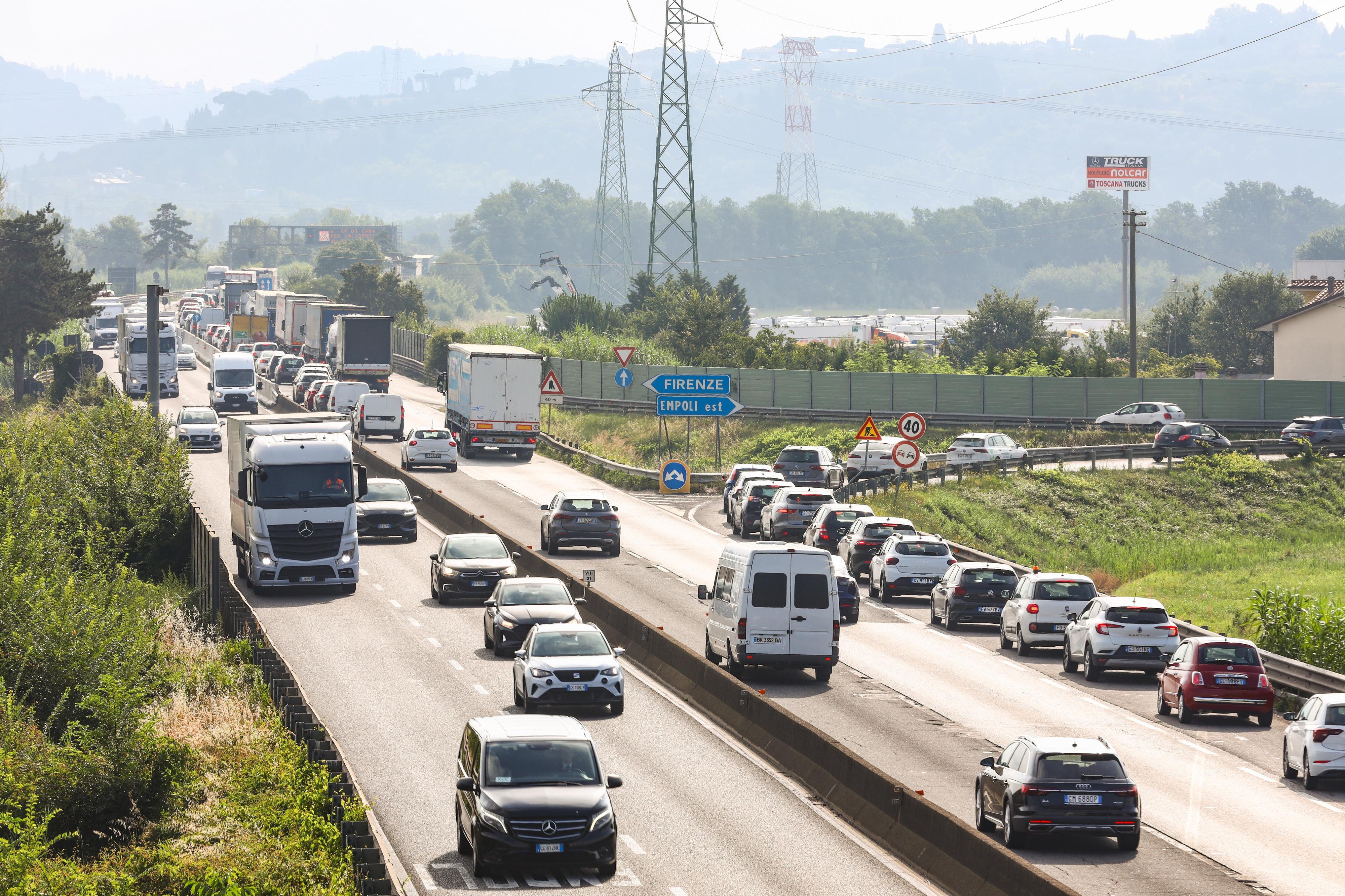 Veicolo in fiamme, 3 chilometri di coda sulla FiPiLi nel tratto di Empoli