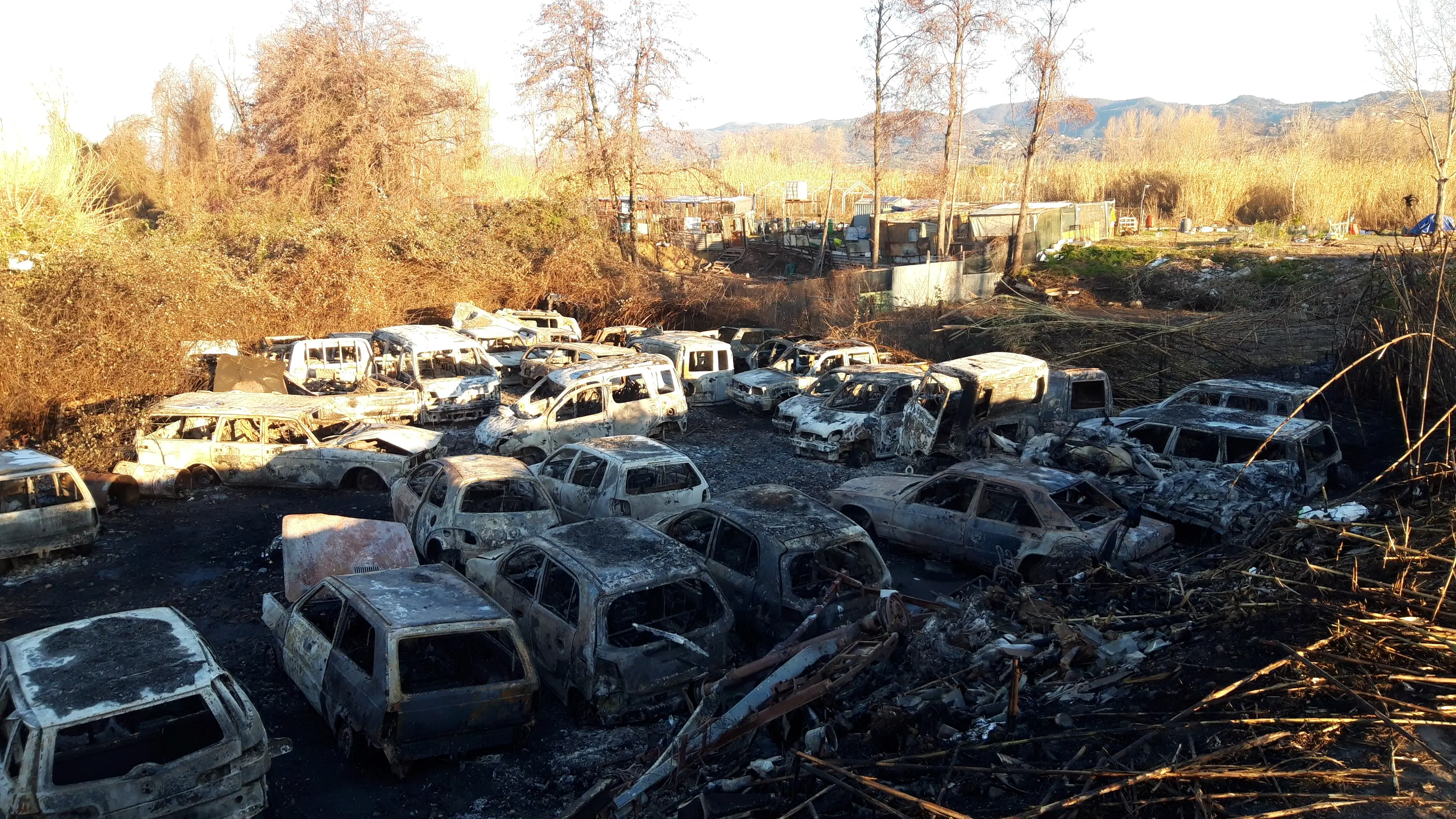 Divieti dopo l’incendio di automobili. Stop alla raccolta di frutta e verdura