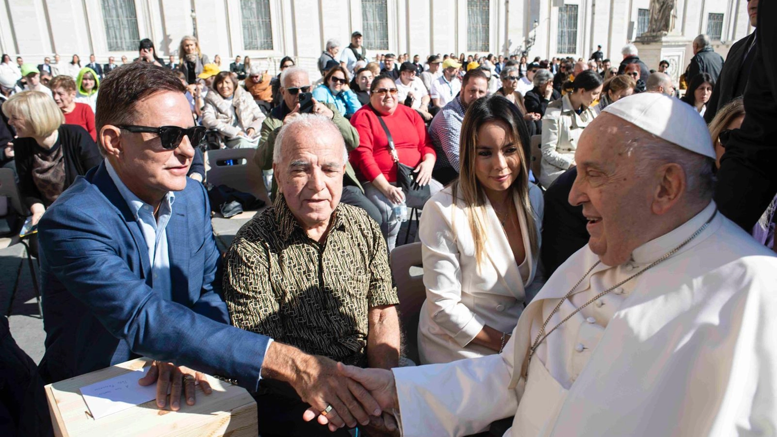 Rapier incontra  Papa Francesco. In dono i vini di Villa Bibbiani