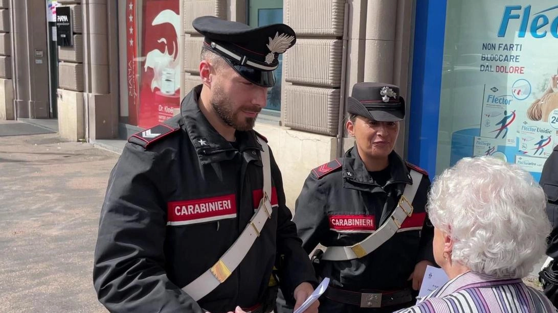 Arrestati un 38enne e un24enne in viale Gramsci per truffa: in auto la refurtiva per 20mila euro. Ingannata da falsi carabinieri, la vittima ha consegnato tutto l’oro che aveva, ora restituito.