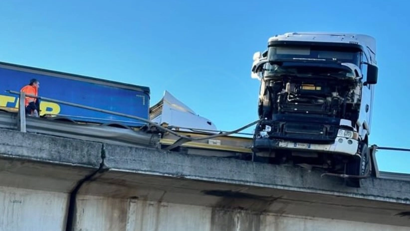 Il camion rimasto in bilico nel dirupo (Foto Livornogramm)