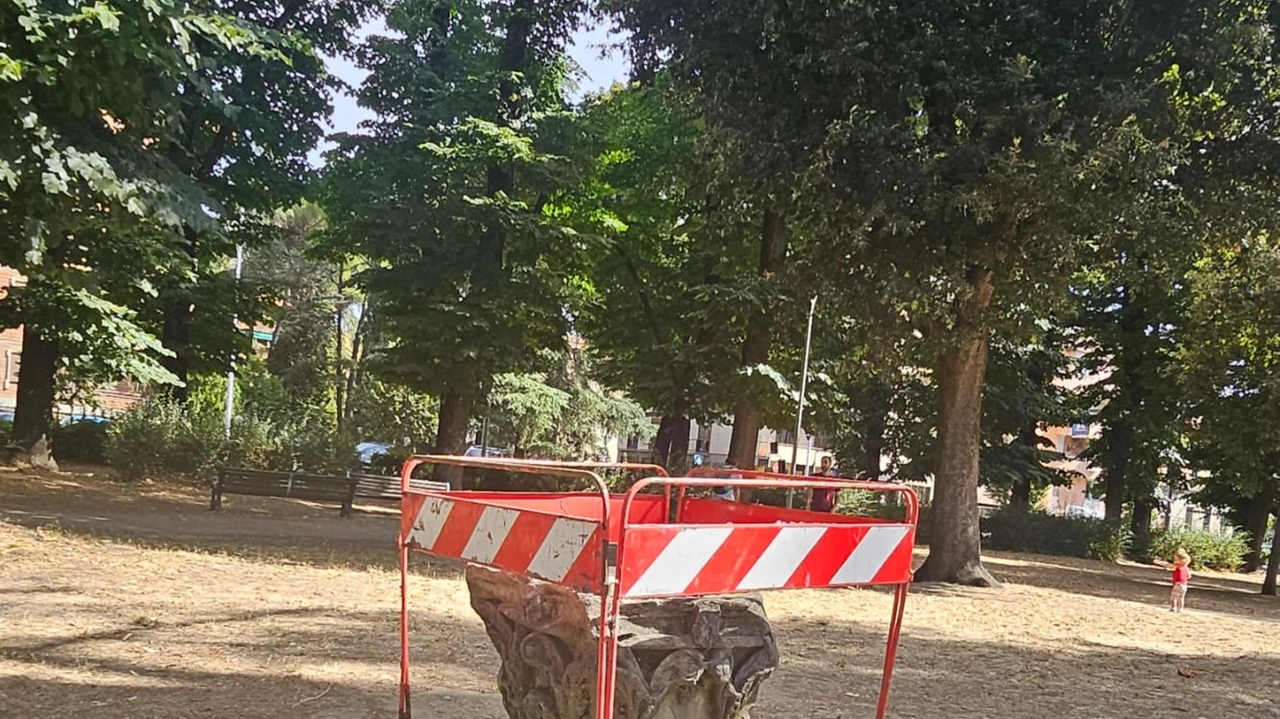 La lapide che nel giardino Caponnetto a Firenze ricorda il magistrato antimafia Antonino Caponnetto e che oggi è stata vandalizzata, 18 agosto 2024 ANSA / Fondazione Caponnetto ANSA PROVIDES ACCESS TO THIS HANDOUT PHOTO TO BE USED SOLELY TO ILLUSTRATE NEWS REPORTING OR COMMENTARY ON THE FACTS OR EVENTS DEPICTED IN THIS IMAGE; NO ARCHIVING; NO LICENSING NPK