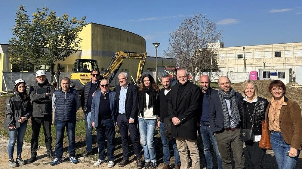 Il sindaco Marcello Pierucci ha tenuto a battesimo il cantiere del nuovo asilo nido di Capezzano Pianore. I lavori dureranno fino alla fine dell’anno