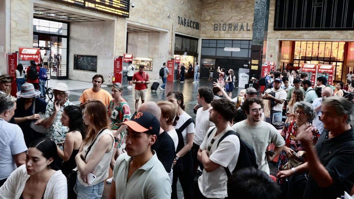 Treni cancellati e in super ritardo. Coda d’altri tempi alla biglietteria