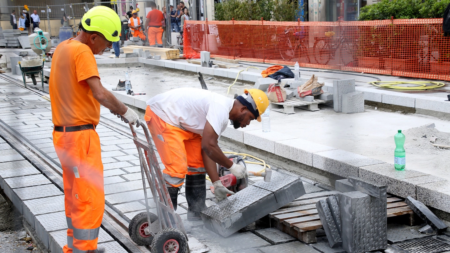 Operai al lavoro sui cantieri della tramvia