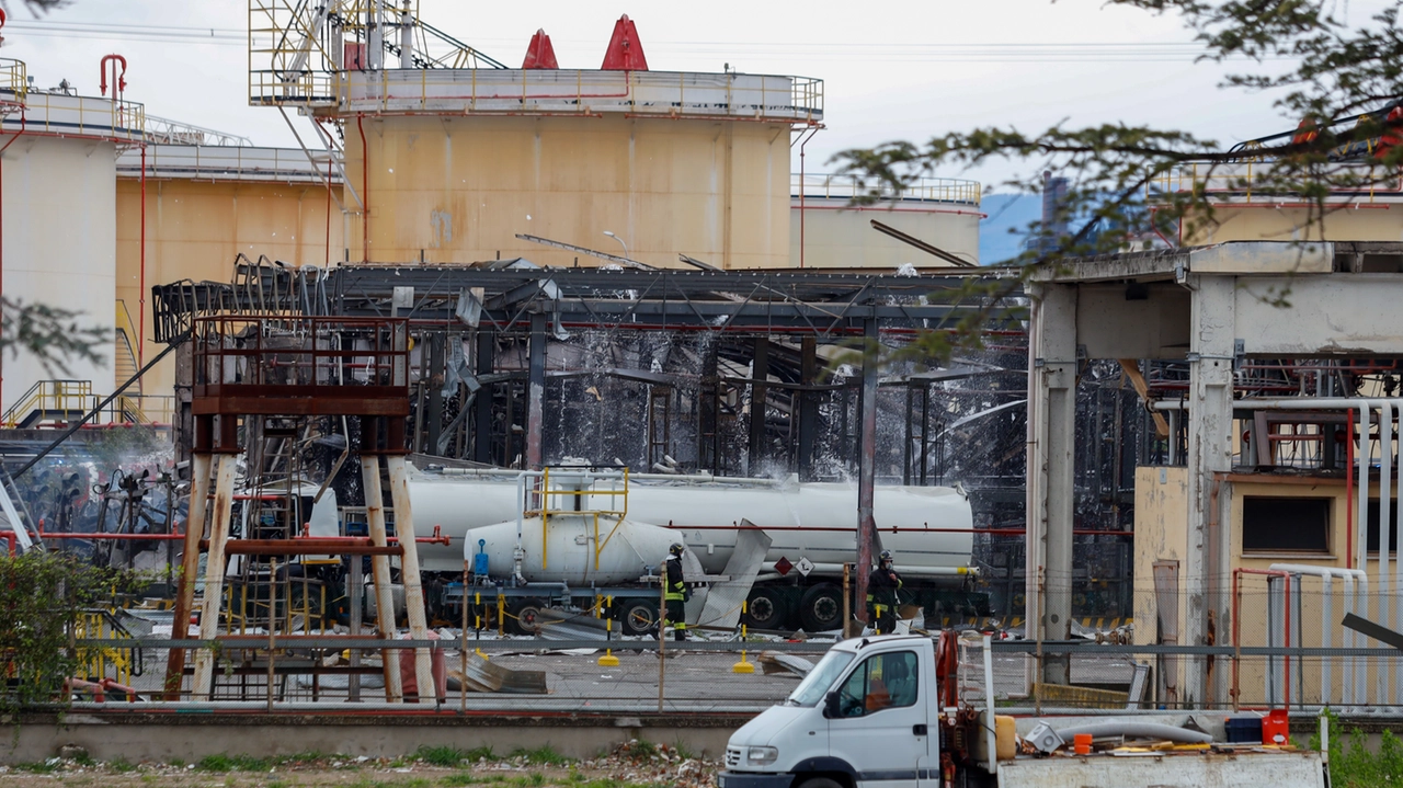 Lo scheletro della cisterna esplosa a Calenzano nel deposito Eni (Ph. Germogli)