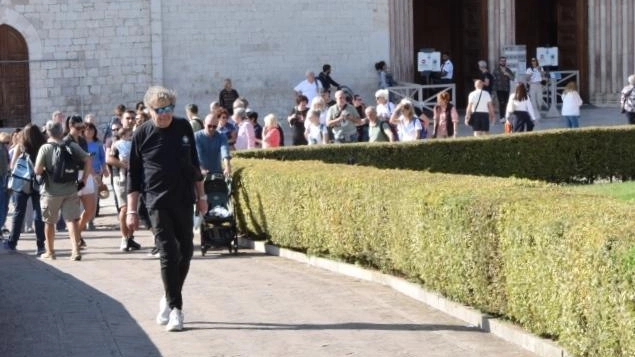 Inizia il G7 su disabilità ad Assisi con limitazioni e controlli, ma con un forte messaggio di inclusione. Delegazioni ministeriali accolti con cerimonia e band inclusive, stand del terzo settore e annullo postale dedicato all'evento.