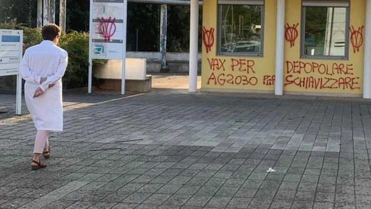 Raid vandalico “no vax“. Scritte sui muri al distretto e sulle auto dell’Asl