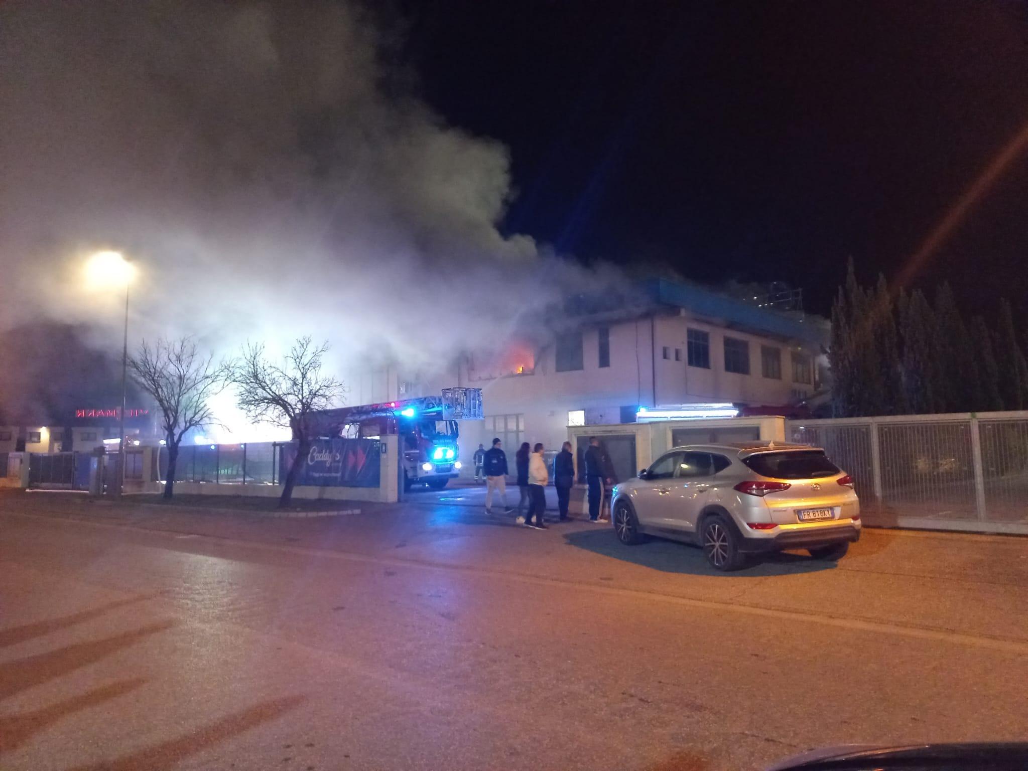 Incendio attacca noto atelier di abiti da sposa a San Miniato, fiamme alte nel magazzino